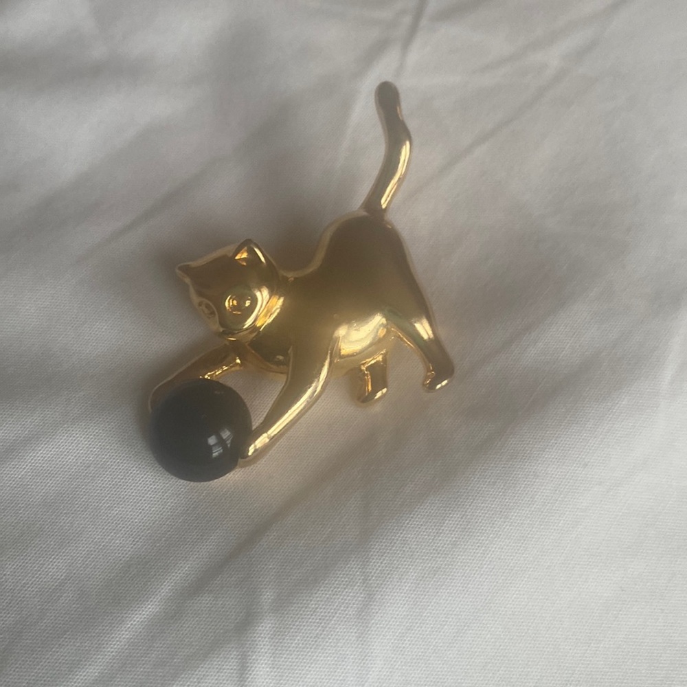 Cat brooch